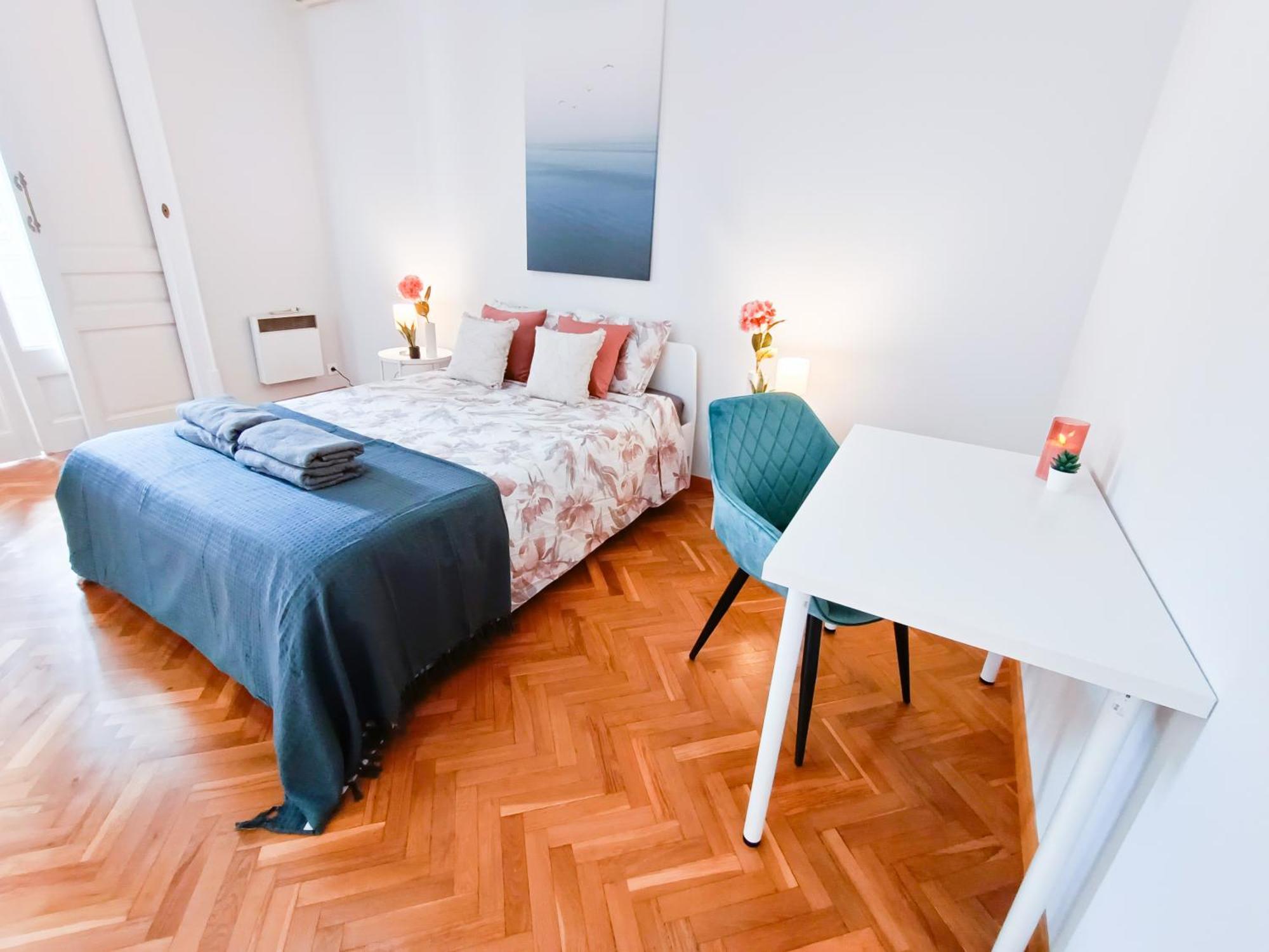 - Pau Claris Hostal