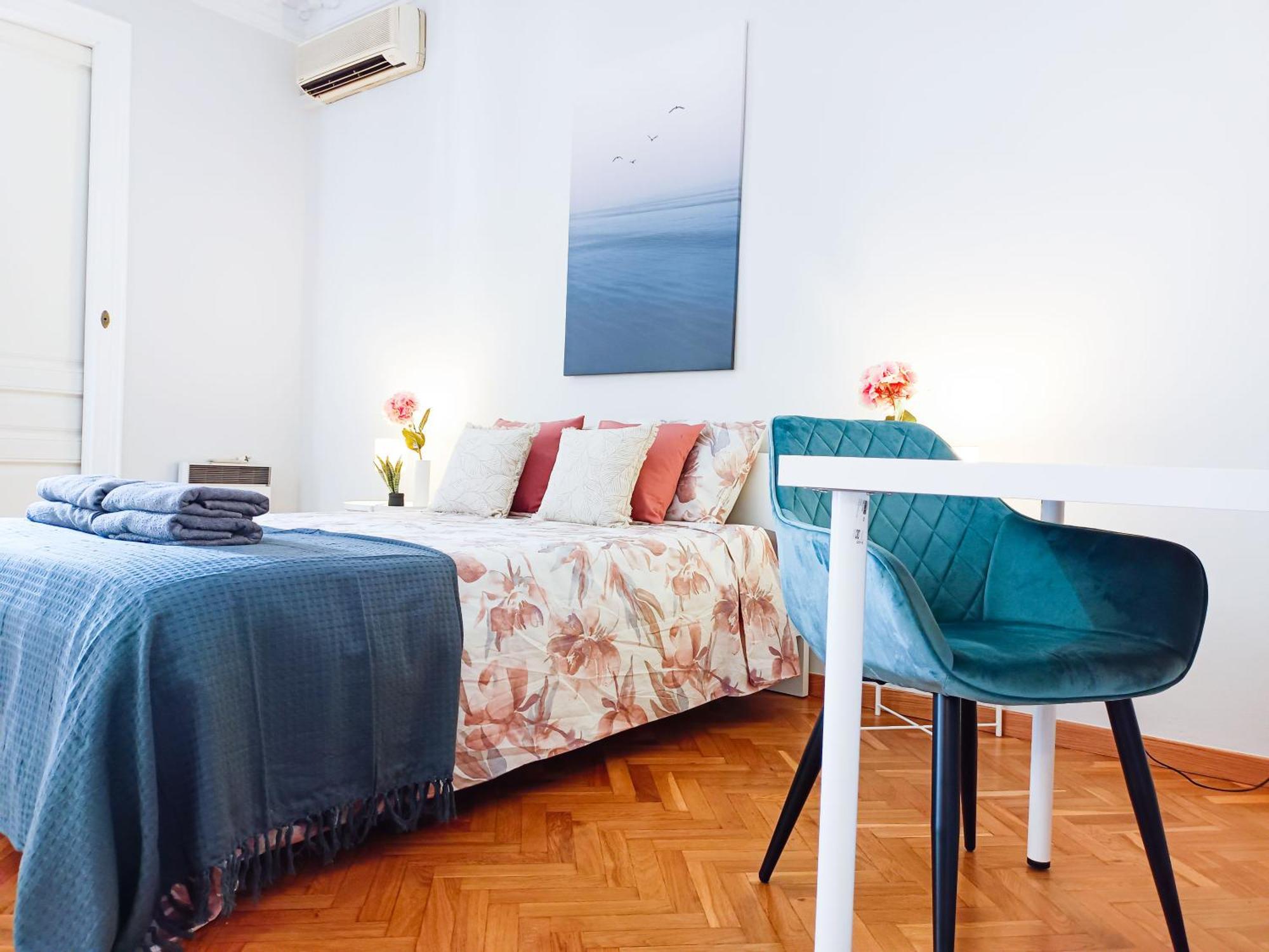 - Pau Claris Hostal *
