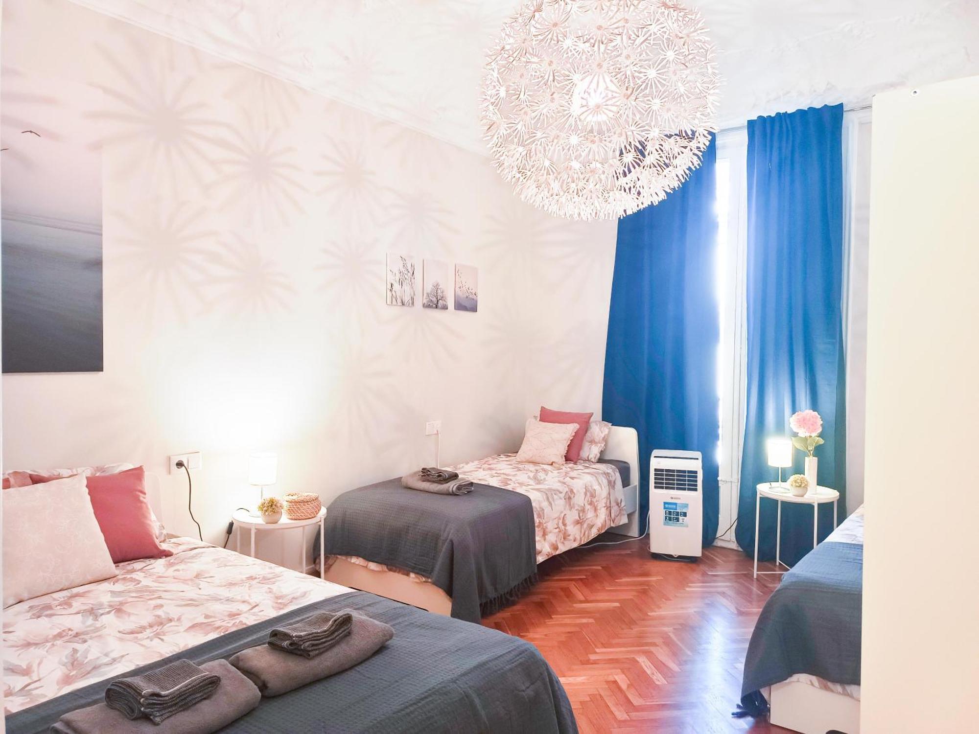 - Pau Claris Hostal