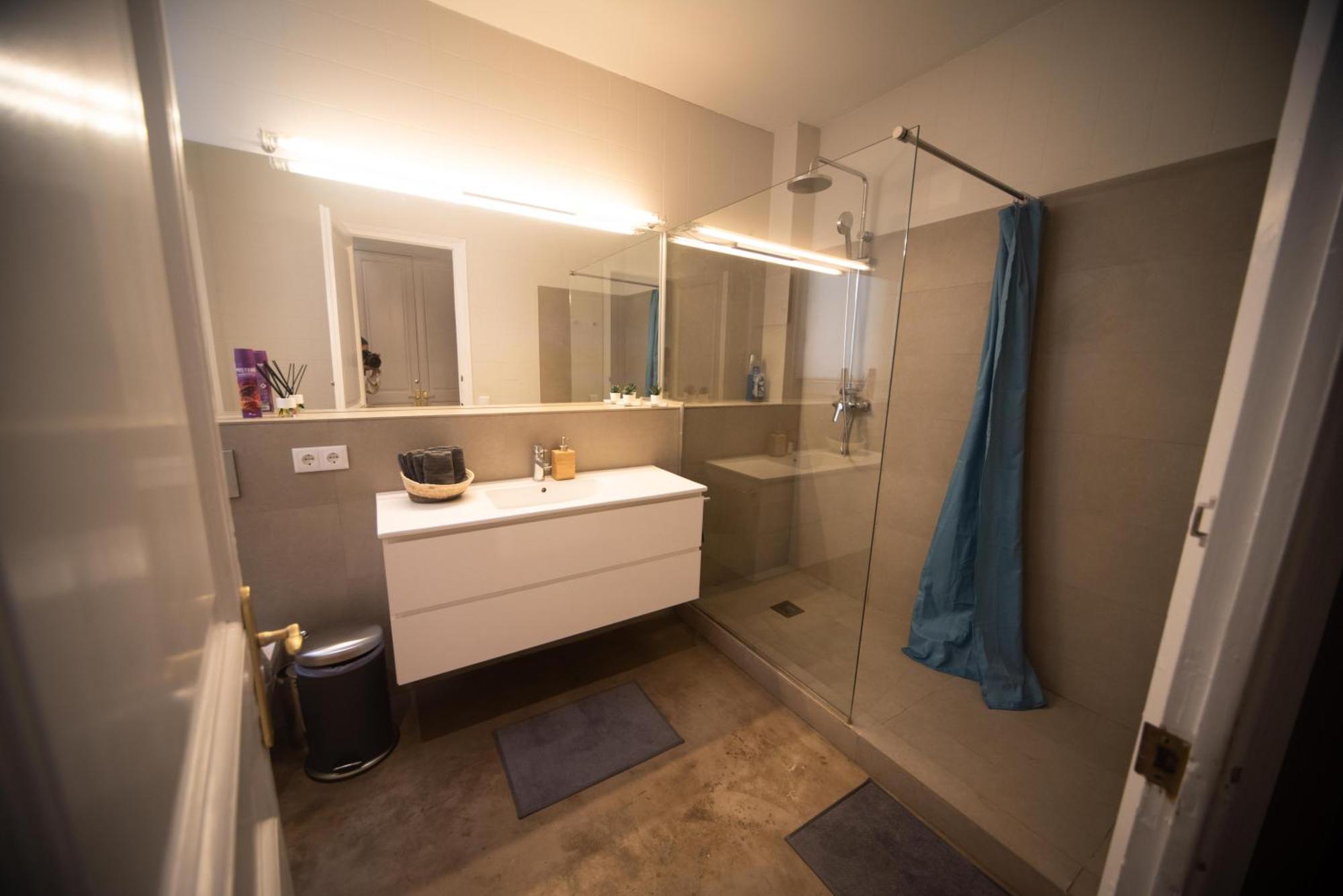 - Pau Claris Hostal Barcelona